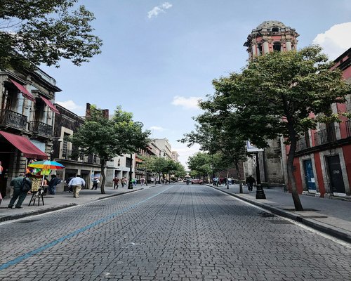 calm walk through a Mexican city park